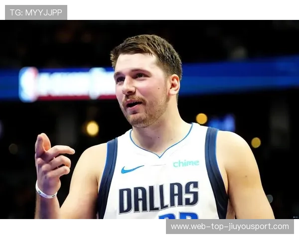 东契奇突破转身后仰命中，独行侠持续发力